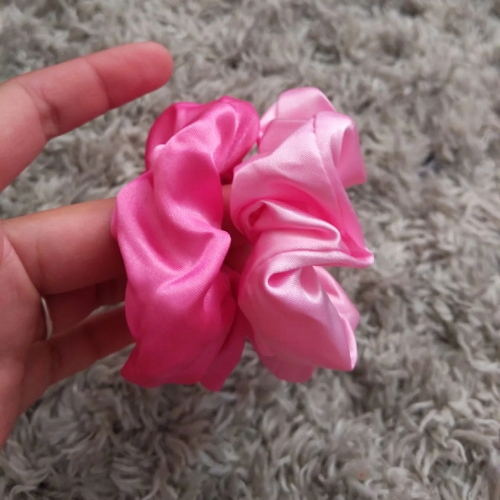 2 pink scrunchies